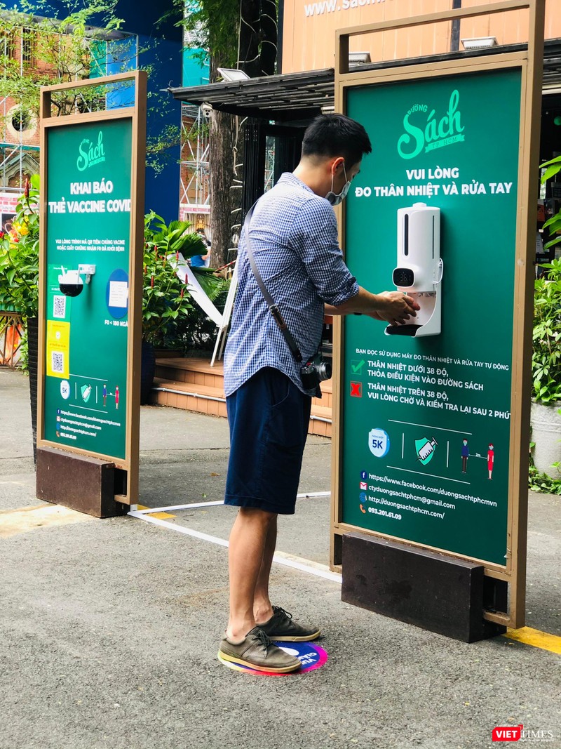 Thực hiện nghiêm quy định đo thân nhiệt và rửa tay bằng cồn trước khi vào Đường sách