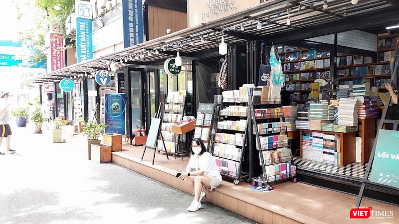 Độc giả nghỉ chân trên Đường sách TP.HCM những ngày đầu mở cửa còn khá vắng người
