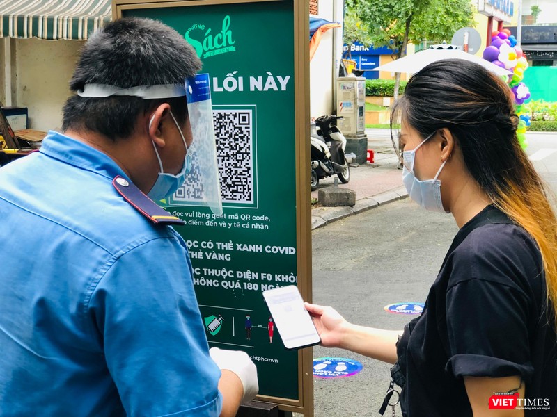 Quét mã QR khai báo y tế với phần mềm Y tế HCM trước khi vào Đường sách