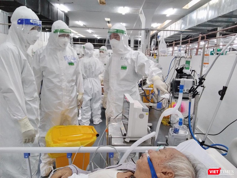 Bác sĩ Nguyễn Đình Khoa trong kíp trực chăm sóc bệnh nhân nặng tại Trung tâm Hồi sức tích cực bệnh nhân COVID-19 BV Trung ương Huế tại TP.HCM