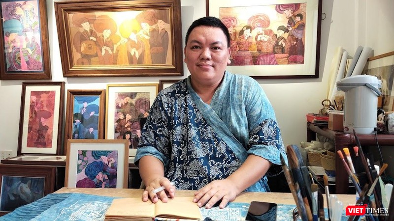 Hoạ sĩ Hà Hùng Dũng miệt mài trong Cọ Gallery. Ảnh: Hoà Bình Hoạ sĩ Hà Hùng Dũng miệt mài trong Cọ Gallery. Ảnh: Hoà Bình