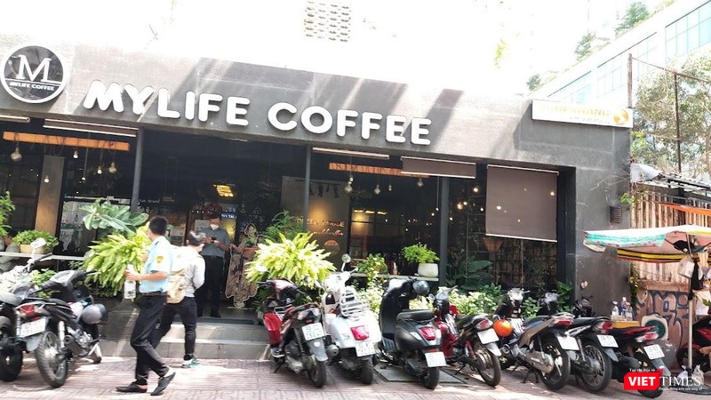 Một quán cà phê ở quận 3 đã mở cửa trở lại. Ảnh: Hoà Bình Một quán cà phê ở quận 3 đã mở cửa trở lại. Ảnh: Hoà Bình