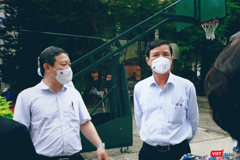 Ông Dương Anh Đức, Phó Chủ tịch UBND thành phố (bên trái) và ông Nguyễn Hữu Hưng, Phó Giám đốc Sở Y tế (bên phải) đến chỉ đạo trực tiếp tại điểm tiêm