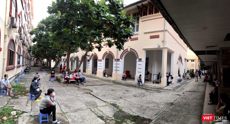 Giãn cách để phụ huynh chờ con tiêm ngừa COVID-19 tại một trường THPT. Ảnh: Hoà Bình