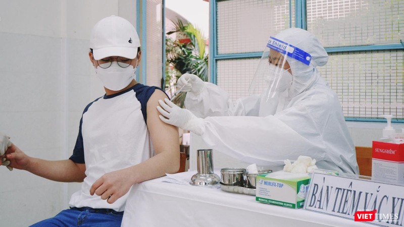 Người đến TP.HCM sẽ được tiêm vaccine ngừa COVID-19 nếu chưa thực hiện đủ nghĩa vụ này. Ảnh: HCDC 