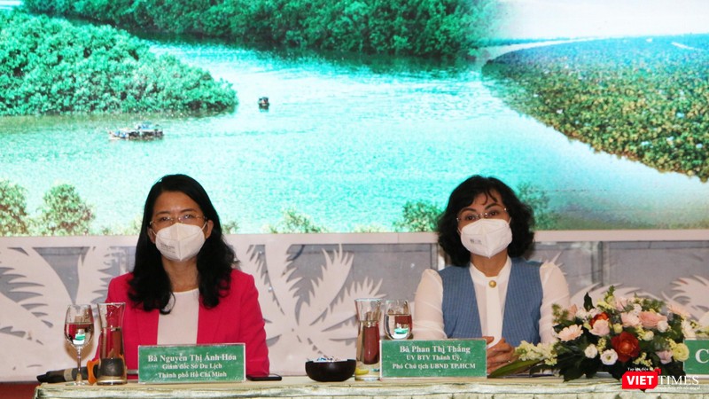 Bà Nguyễn Thị Ánh Hoa - Giám đốc Sở Du lịch TP.HCM (áo đỏ, bên trái ảnh) và bà Phan Thị Thắng - Phó Chủ tịch UBND TP.HCM (áo xanh, bên phải ảnh) Bà Nguyễn Thị Ánh Hoa - Giám đốc Sở Du lịch TP.HCM (áo đỏ, bên trái ảnh) và bà Phan Thị Thắng - Phó Chủ tịch UBND TP.HCM (áo xanh, bên phải ảnh)