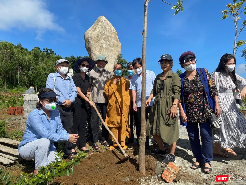 Các nhà văn tới từ TP.HCM tham gia trồng cây ở Trúc Lâm Thiền Viện Phú Yên