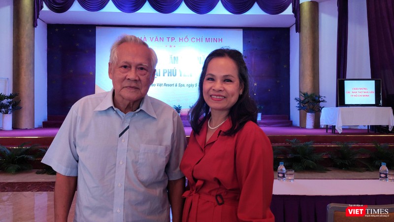 Nhà văn Trầm Hương - Phó Chủ tịch Hội Nhà văn TP.HCM và Anh hùng LLVT Hồ Đắc Thạnh. Ảnh: Hoà Bình