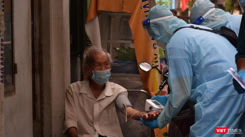 Quận 3 tiêm vaccine COVID-19 cho người già yếu, đi lại khó khăn. Ảnh: HCDC