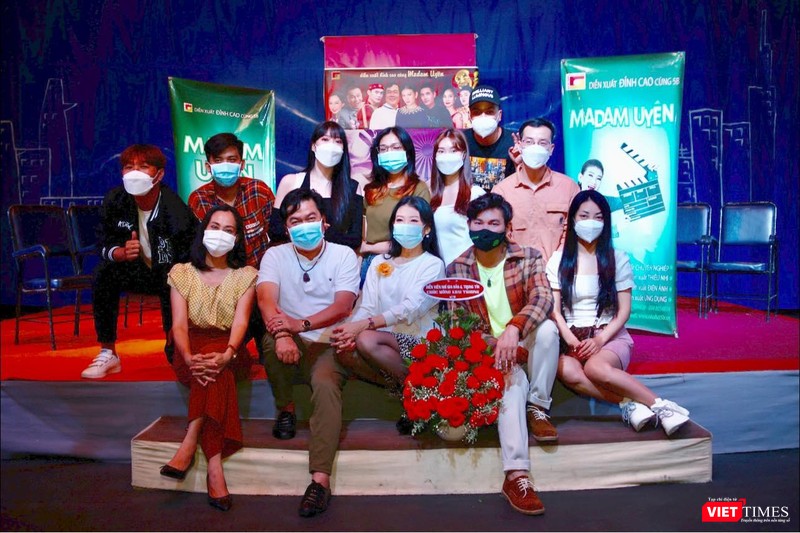 Đạo diễn, diễn viên chụp ảnh trên sân khấu 5B sau vở diễn