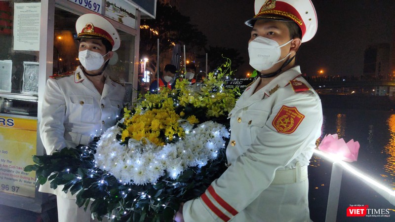 Thả vòng hoa bên sông Sài Gòn