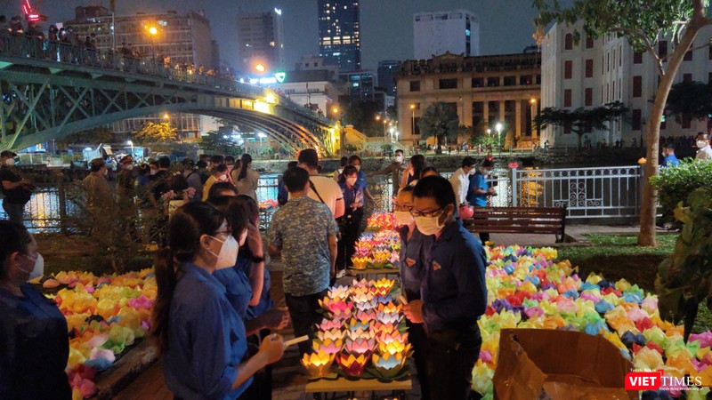 Các lực lượng thanh niên hỗ trợ Lễ thả hoa đăng tại nhiều điểm bên sông