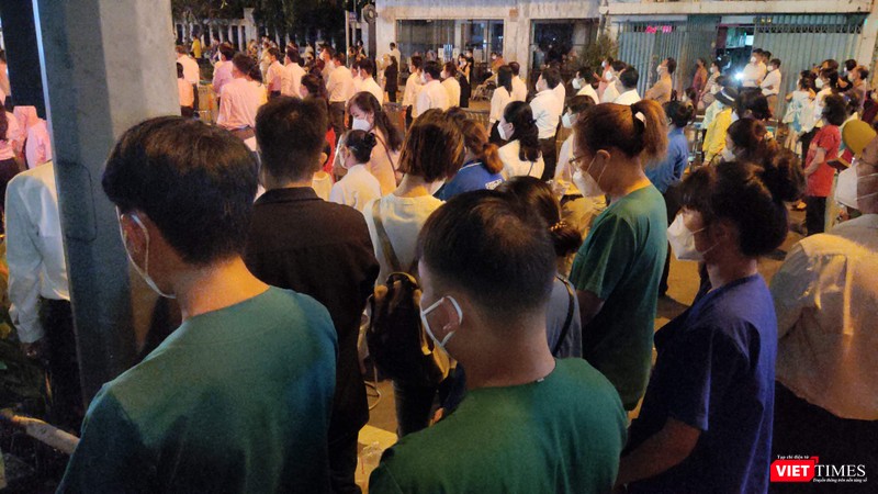 Trong dòng người dân đến tham dự Lễ tưởng niệm người mất vì COVID-19, có rất nhiều màu áo xanh của nhân viên y tế. Ảnh: Hoà Bình