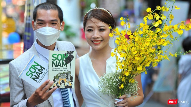 Chú rể Nguyễn Anh Tú và cô dâu Nguyễn Thị Tuyết Mai sung sướng đón nhận những ấn phẩm được gửi tặng. Ảnh: Nguyễn Á