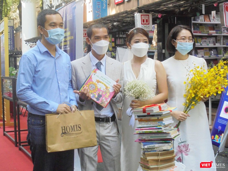 Rất nhiều độc giả mang sách tới tặng quà cưới cho đôi bạn trẻ. Ảnh: Hoà Bình Rất nhiều độc giả mang sách tới tặng quà cưới cho đôi bạn trẻ. Ảnh: Hoà Bình