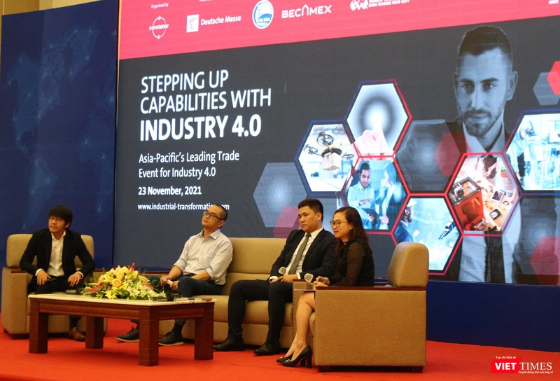 TS Phạm Tuấn Anh (ngồi thứ 2 từ bên phải ảnh) trong phần toạ đàm tại ITAP 2021 - Bình Dương, Việt Nam