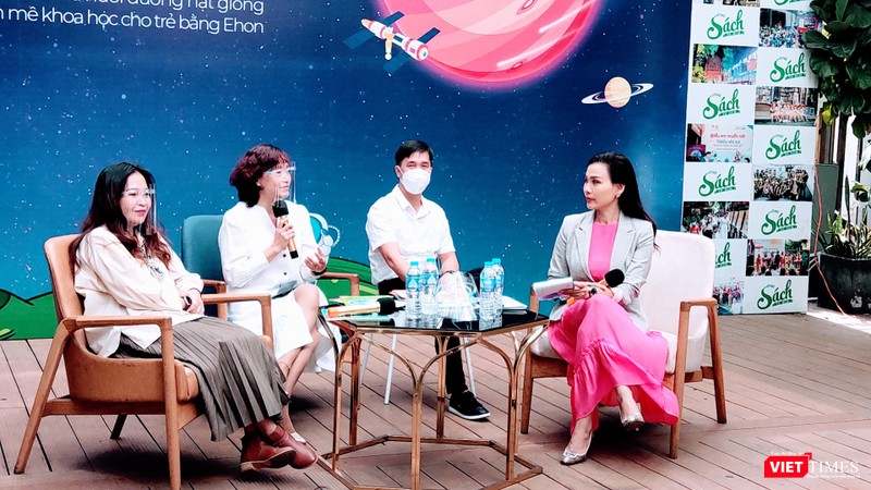 Bà Trần Thị Minh Trang - Đồng sáng lập và Chủ tịch HĐQT Trường mầm non Anh Nhi Hạnh nói về phương pháp giáo dục STEM và sách Ehon. Ảnh: Hoà Bình