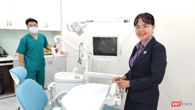 PGS.TS Ngô Thị Quỳnh Lan, Trưởng khoa Răng – Hàm – Mặt (ĐH Y Dược TP.HCM), người đứng bên phải. Ảnh: Hoà Bình