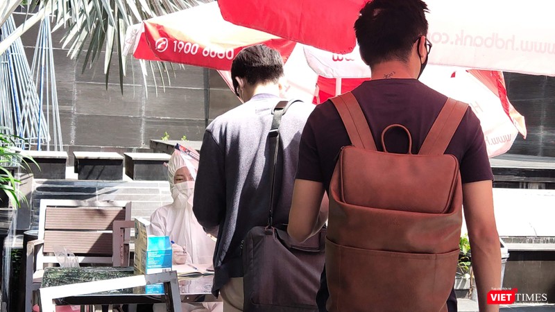 Test COVID-19 tại một điểm ở TP.HCM, người xét nghiệm được nhận kết quả điện tử nhanh, tiện, an toàn. Ảnh: Hoà Bình Test COVID-19 tại một điểm ở TP.HCM, người xét nghiệm được nhận kết quả điện tử nhanh, tiện, an toàn. Ảnh: Hoà Bình