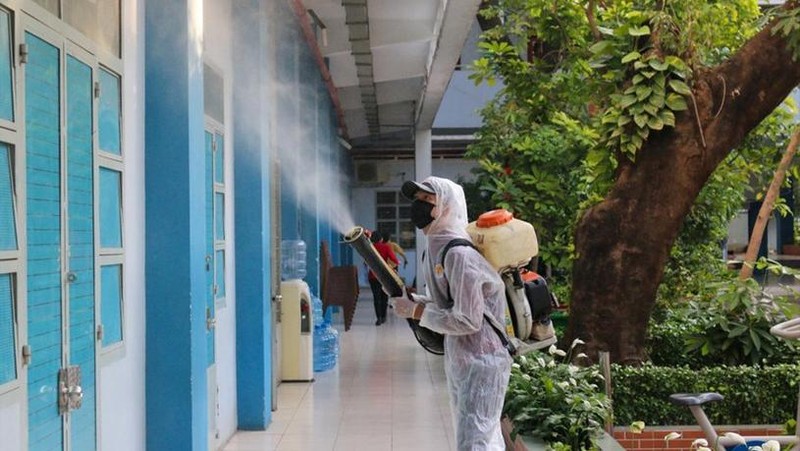 Phun khử khuẩn trường học ở TP.HCM trước khi đón học sinh trở lại học trực tiếp