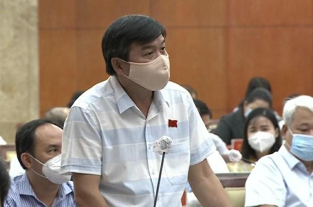 Đại biểu Tăng Hữu Phong chất vấn GĐ Sở Y tế TP.HCM. Ảnh: Tiền Phong