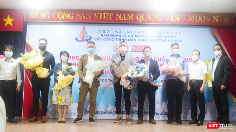 Các đơn vị dự thi nhận hoa từ BTC. Ảnh: Hoà Bình