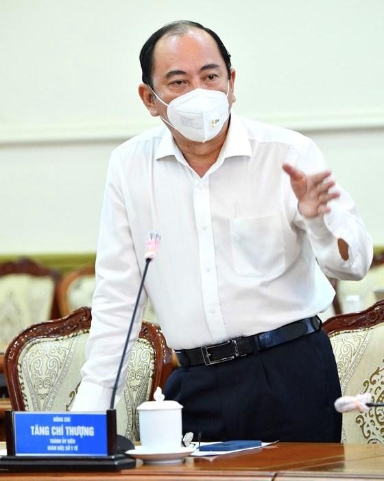 PGS-TS Tăng Chí Thượng, Giám đốc Sở Y tế TPHCM báo cáo tại buổi họp. Ảnh: Việt Dũng