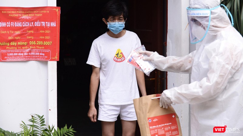 Phát thuốc cho gia đình đang có F0 điều trị tại nhà - Ảnh: HCDC