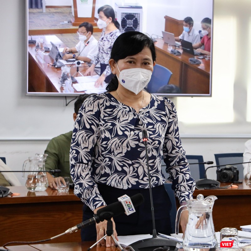 Chánh Văn phòng Sở Y tế Nguyễn Thị Huỳnh Mai phát biểu tại họp báo. Ảnh: Linh Nhi
