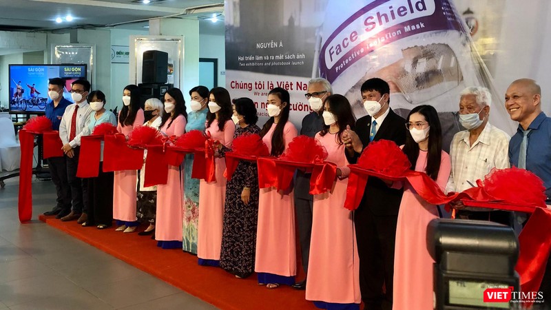 Cắt băng khai mạc triển lãm ảnh và ra mắt sách của nhiếp ảnh gia Nguyễn Á