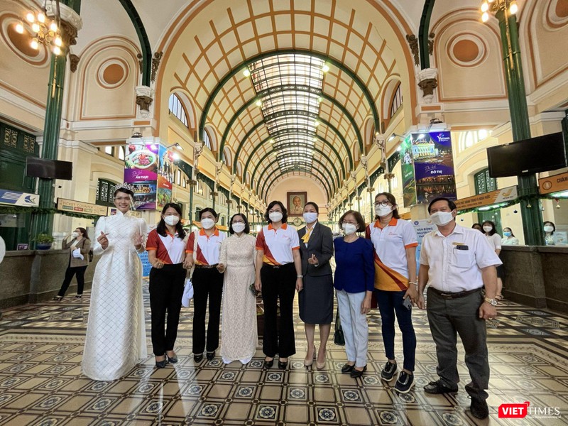 Đại biểu, khách mời tham quan Bưu điện TP.HCM sau Lễ phát động