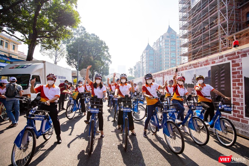 Đạp xe qua Nhà thờ Đức Bà