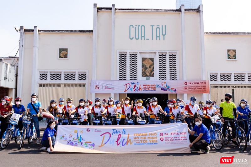 Đoàn lãnh đạo TP và đại biểu đạp xe đạp diễu hành qua Chợ Bến Thành