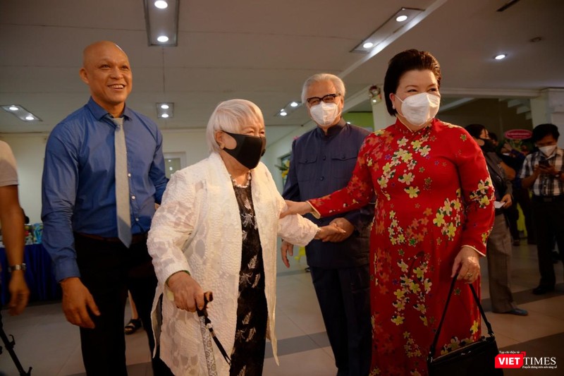 Nhiếp ảnh gia Nguyễn Á đón khách đến tham dự triển lãm