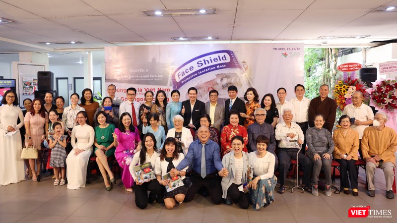 Độc giả xúc động đón nhận ấn phẩm mới của nhiếp ảnh gia Nguyễn Á