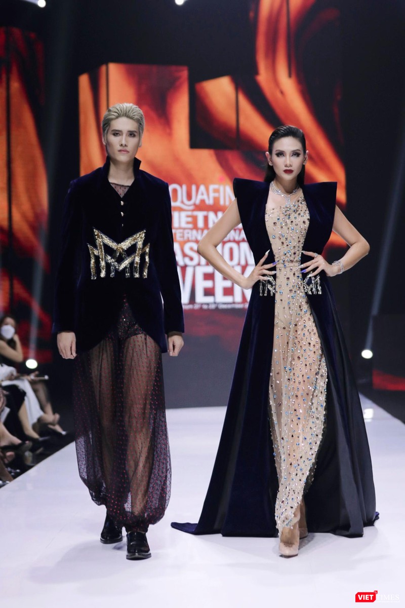 Siêu mẫu Võ Hoàng Yến khiến khán giả choáng ngợp Siêu mẫu Võ Hoàng Yến khiến khán giả choáng ngợp