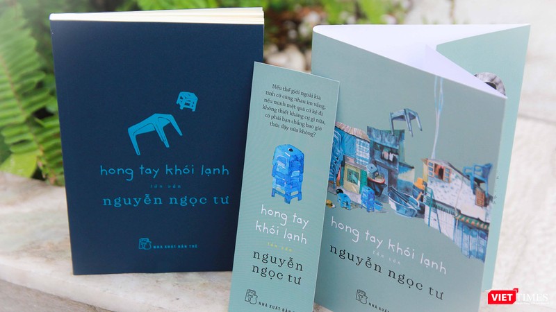 Hong tay khói lạnh là tập tản văn 176 trang, gồm hai phần