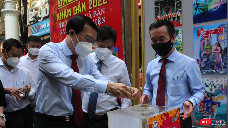 Mua báo xuân gây quỹ từ thiện ở Hội báo xuân Tết Nhâm Dần - TP.HCM