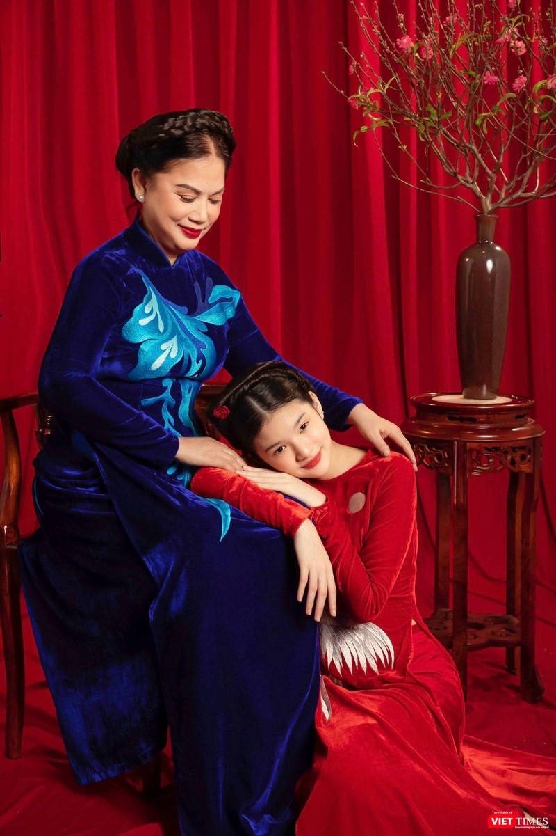 Devon và bà ngoại. Trong tương lai gần, có thể Devon Trần sẽ sang Mỹ du học, sống cùng bà nội.