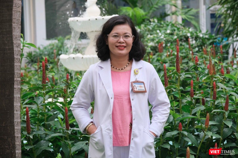 Bác sĩ Hoàng Thị Diễm Tuyết nhấn mạnh: "Điều quan trọng nhất là phải chích ngừa COVID-19". Bác sĩ Hoàng Thị Diễm Tuyết nhấn mạnh: "Điều quan trọng nhất là phải chích ngừa COVID-19".