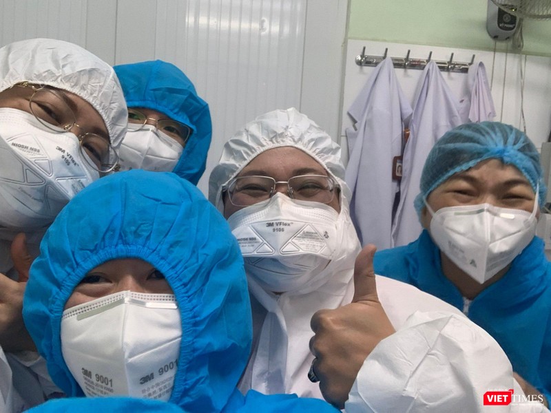 Bác sĩ Hoàng Thị Diễm Tuyết cùng đồng nghiệp sát cánh chống dịch Bác sĩ Hoàng Thị Diễm Tuyết cùng đồng nghiệp sát cánh chống dịch