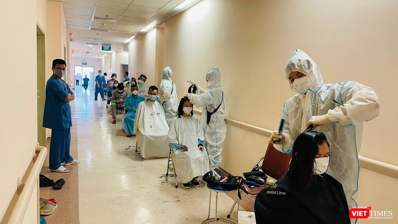 Bác sĩ và nhân viên y tế ở Trung tâm Hồi sức COVID-19 Bệnh viện Đại học Y Dược TP.HCM xuống tóc trước khi vào "trận chiến"