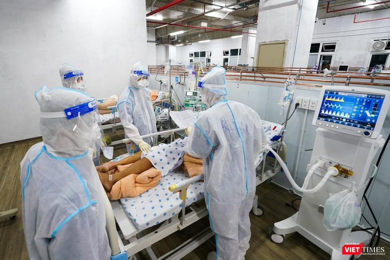 Điều trị bệnh nhân ở Trung tâm Hồi sức COVID-19 Bệnh viện Đại học Y Dược TP.HCM