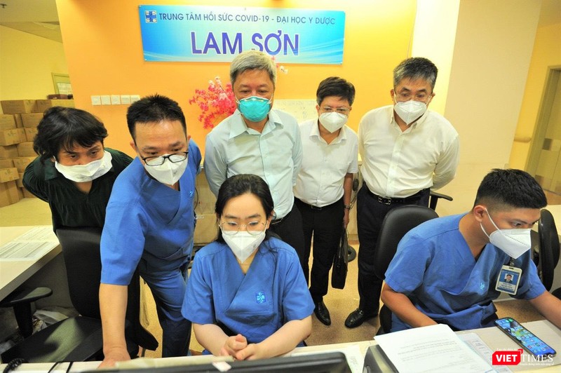 Thứ trưởng Bộ Y tế Nguyễn Trường Sơn thăm Trung tâm Hồi sức COVID-19 BV Đại học Y Dược TP.HCM