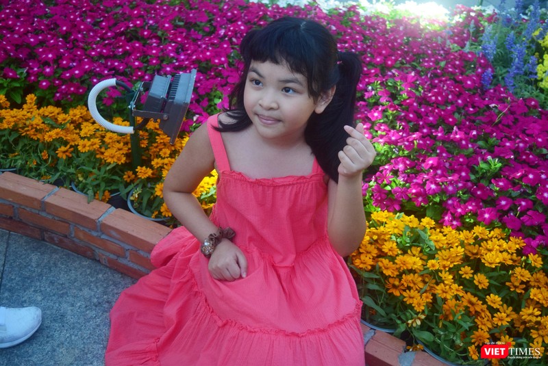 Người dân đưa trẻ đến vui chơi ở Đường hoa Tết nguyên đán Nhâm Dần. Ảnh - Hoà Bình