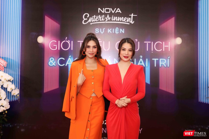 Siêu mẫu Võ Hoàng Yến đến chúc mừng tân Chủ tịch Trương Ngọc Ánh Siêu mẫu Võ Hoàng Yến đến chúc mừng tân Chủ tịch Trương Ngọc Ánh