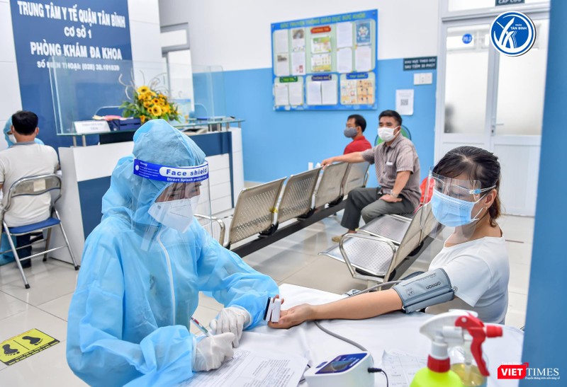 Khám sàng lọc trước tiêm vaccine COVID-19. Ảnh: HCDC