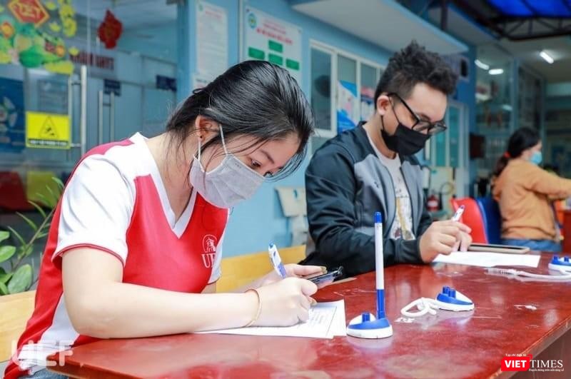 Sinh viên đăng ký tiêm vaccine COVID-19 tại trường