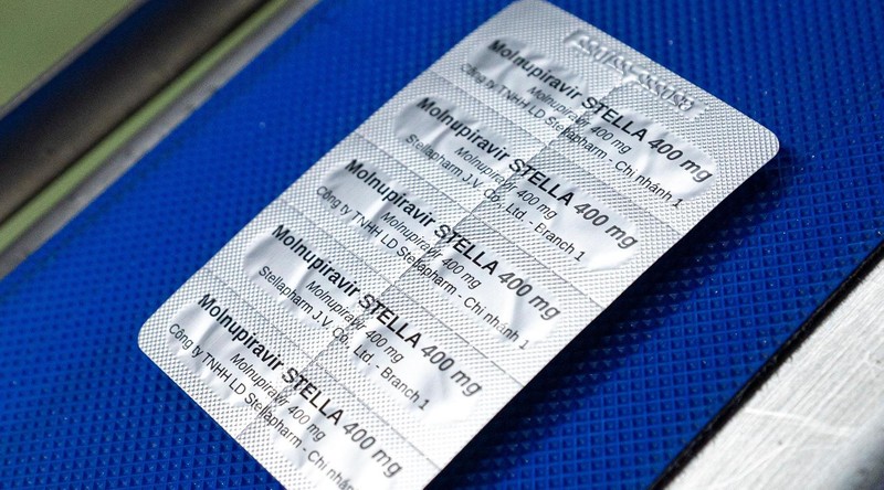 Thuốc điều trị COVID-19 Monulpiravir Stella 400g do Việt Nam sản xuất- Ảnh: Tiền Phong