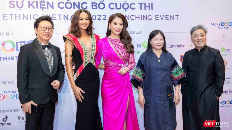 Bà Trương Ngọc Ánh và các thành viên Ban Giám khảo